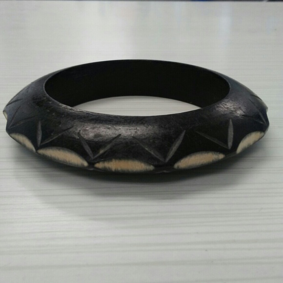 Vintage wood carved bangle - Picture 1 of 4
